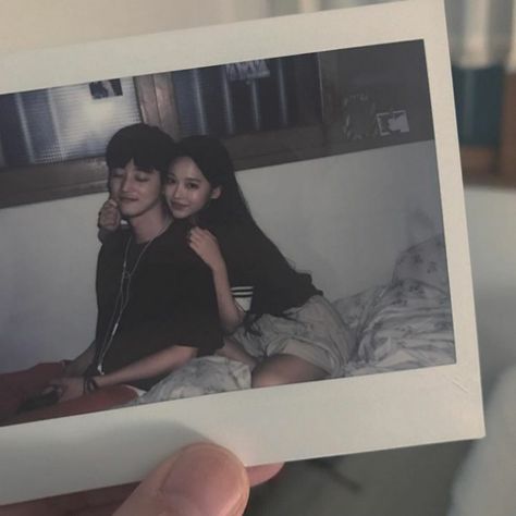 Liskook Edit, Kore Ulzzang, Tamako Love Story, Polaroid Photo, 사진 촬영 포즈, Kpop Couples, Polaroid Pictures, Ulzzang Couple, Korean Couple