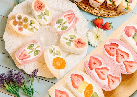 Ichigo Sando, Japanese Fruit Sandwich Recipe, Fruit Sando, Fruit Sandwiches, Strawberry Sandwich, Japanese Sandwich, Kitchen Tissue, Dessert Sandwich, Fruit Sandwich