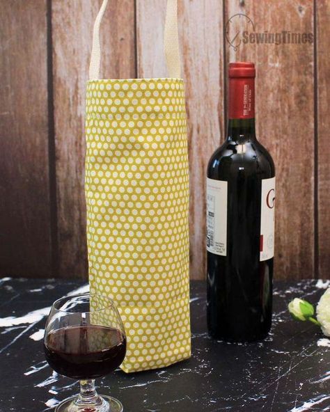 Kitchen Sewing Projects Gift Ideas, Sewing Wine Bottle Bag, Sew Gift Ideas, Wine Bottle Bags Pattern, Wine Bags Ideas, Wine Carrier Pattern, Bottle Bag Pattern, Wine Bag Diy, Wine Bag Pattern