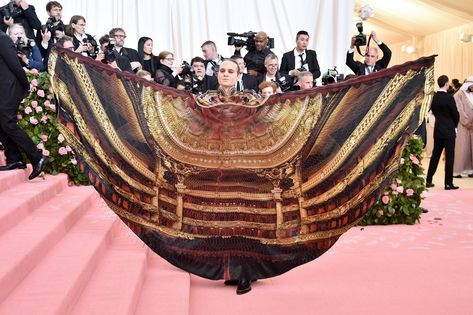 Harry Styles Freed the Nipple on the Met Gala Red Carpet in Gucci Camp Notes On Fashion, Maxwell Photos, Gala Themes, Liza Koshy, Susan Sontag, Red Carpet Beauty, Chloë Grace Moretz, Met Gala Red Carpet, Alessia Cara