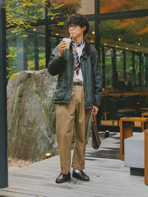 Artist Outfit Style Painter Men, Men’s Fashion Japan, Japanese Preppy Fashion Men, Japanese Workwear Fashion Mens, Photographer Style Outfits, Japanese Fashion Men Casual, Japan Americana Style, Japanese City Boy Style, Winter Outfit Men Aesthetic