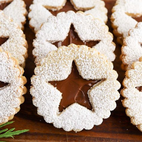 Linzer Cookies with Nutella Filling Nutella Filled Cookies, Spiced Shortbread, Cookies With Nutella, Powdered Sugar Cookies, Nutella Sandwich, Nutella Filling, Sandwich Cookies Filling, Duff Goldman, Recipe Spinach