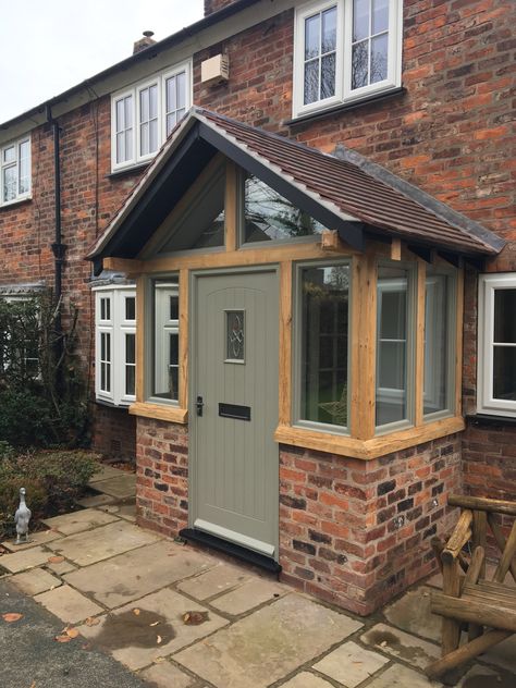 New oak framed porch on Cheshire cottage Cottage Front Porch, Porch Roof Design, Front Porch Ideas Uk, Porch Ideas Uk, Porch Extension, Sas Entree, Brick Porch, Porch Kits, Victorian Porch