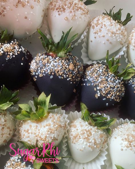 Nye Chocolate Covered Strawberries, Gold Dessert Table, Chocolate Covered Strawberry Cake, Breakable Hearts, Wedding Strawberries, Strawberry Ideas, Strawberry Recipe, Chocolate Covered Strawberry Recipe, Strawberry Box