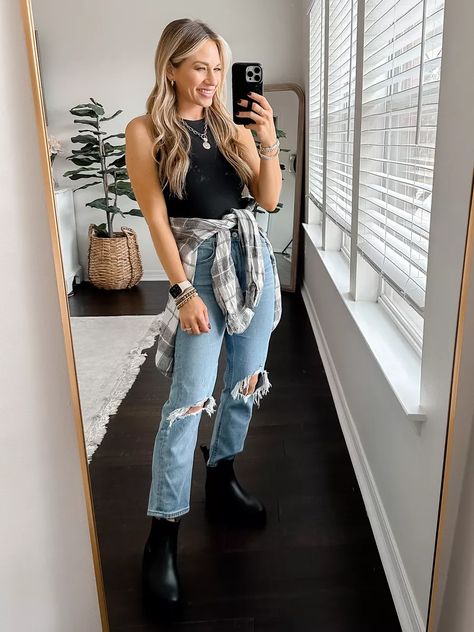 Chelsea Boots Outfit Ideas: Fashionable Ways to Wear Your Chelsea Boots - Magic of Clothes Chelsea Platform Boots Outfit, Chunky Chelsea Boots Outfit, Boots Magic, Platform Boots Outfit, Boots Outfit Ideas, Chelsea Boots Outfit, Styling Chelsea Boots, Chunky Chelsea Boots, Chelsea Boots Heel