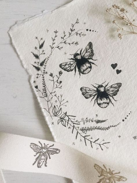 Worlds Best Tattoos, Kunst Tattoos, Wildflower Tattoo, Tattoo Trend, Illustration Tattoo, Bee Tattoo, Unique Tattoo Designs, Diy Tattoo, Bee Art