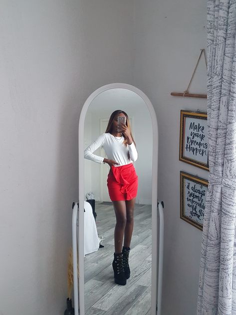 Red Mini Skirt Outfit Winter, Red Skirt Winter Outfit, Short Red Skirt Outfit, Red Skirt Outfit Ideas, Red Skirt Winter, Winter Outfits Tights, Red Mini Skirt Outfit, Outfit With Stockings, Red Skirt Outfit