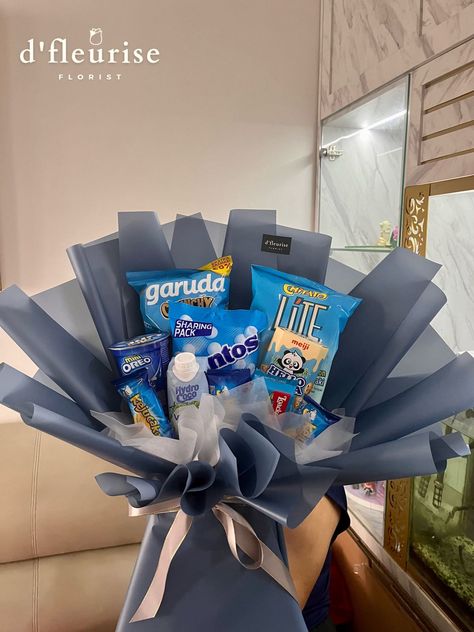 click link on bio for more info or order💫 #bouquet #buketbunga #flower #flowerbouquet #bouquetjakarta #bouquettangerang #aestheticflower #aestheticbouquet #moneybouquet #vaseflower #standingflower #snackbouquet #giftideas #romanticgift #aesthetic Bouquet Of Snacks Gift Ideas, Bouquet Snack Aesthetic, Buket Snack Aesthetic, Bouqet Snack, Boy Bouquet, Tutorial Buket, Snack Bouquet, Blue Snacks, Food Bouquet