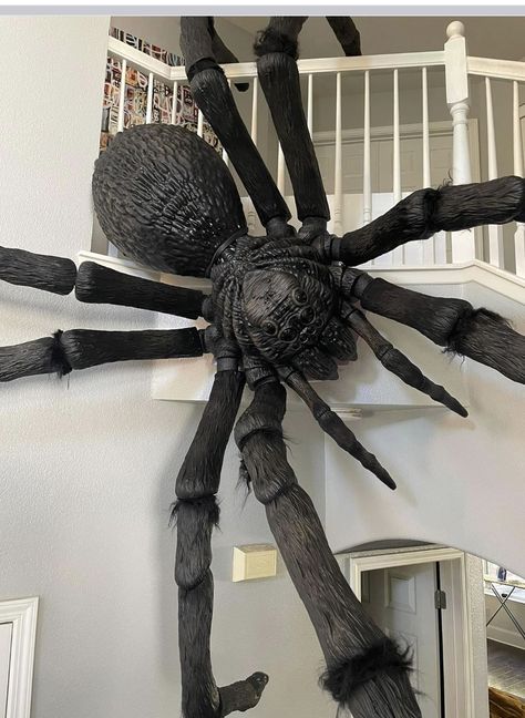 Halloween Spider Yard Decorations, Spider Decorations Halloween Indoor, Spider Haunted House, Paper Mache Spider, Spider Halloween Decorations, Spider Scary, Diy Spider, Stranger Things Halloween, Spiders Scary