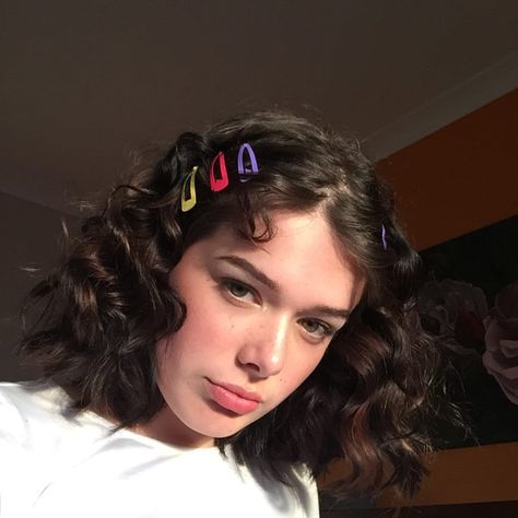 ☆@crisheeta☆ Rp Models, Hairstyle App, Hair Clips 90s, Face References, Code Polarr, Peinados Fáciles Para Cabello Corto, Curly Girl Hairstyles, Curly Hair With Bangs, Classy Aesthetic