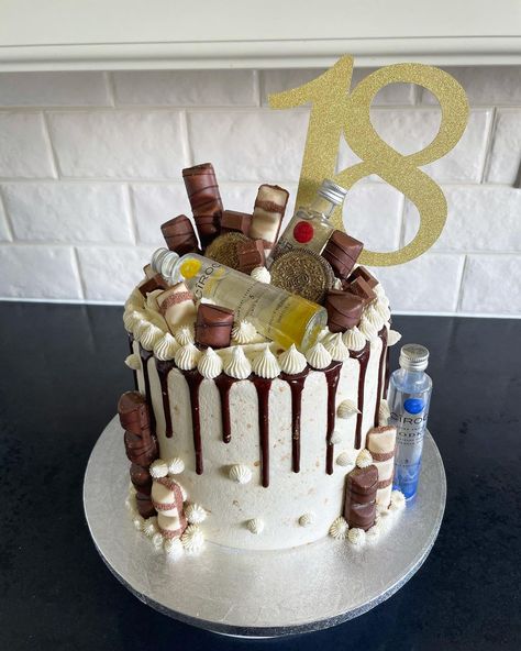 Mini Alcohol Bottle Cake, 18th Birthday Cake With Alcohol Bottles, Cake With Bottles Of Alcohol, 18th Birthday Cake Alcohol, Vodka Birthday Cake, 21st Birthday Cake Alcohol, Birthday Cake Vodka, Vodka Cake, Alcohol Birthday Cake