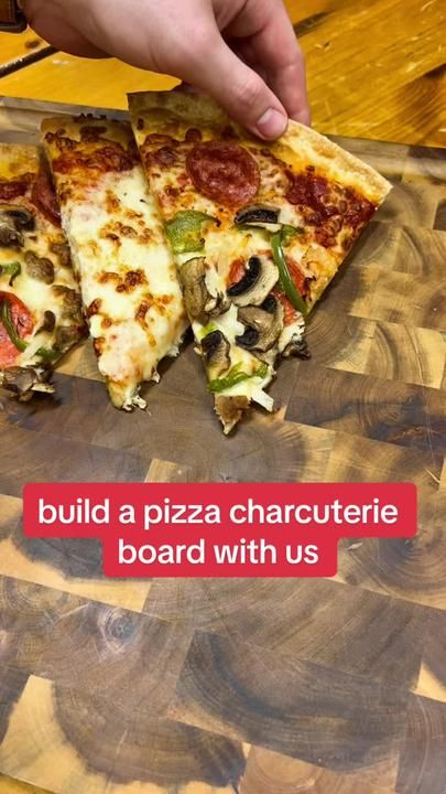 Pizza Board Charcuterie, Pizza Charcuterie Board Ideas, Pizza Board Ideas, Pizza Charcuterie Board, Pizza Platter, Party Boards, Pizza Board, Pizza Hut, Drink Ideas