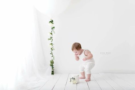 Simple First Birthday, First Birthday Photography, Baby Cake Smash, Smash Cake Girl, 1st Birthday Photoshoot, Smash Cake Boy, Baby Event, 1st Birthday Cake Smash, First Birthday Party Decorations