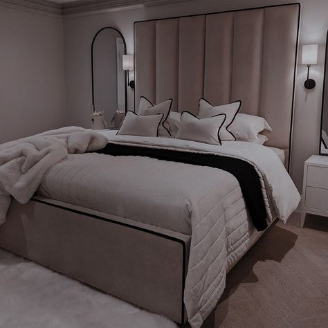 Bedroom With High Headboard, King Size Bed High Headboard, Cream Bed Decor Ideas, Bed With High Headboard, Luxury Cream Bedroom, Cream Bed Bedroom Ideas, Bed With Mirror On Side, Black And Cream Bedroom Ideas Modern, Mink Bed Bedroom Ideas