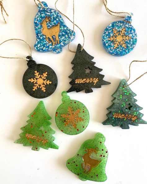 @artebykristina Resin ornaments made out of Art ‘N Glow epoxy resin and glow in the dark powder! • • • • • 💚 #ArtNGlow #christmasdecor #christmasgifts #christmasornaments #resinornaments #epoxyresin #resin #holiday #holidays #artnglowresin #artnglowpowder #glowpowder #artnglowpigment #glowpigment Christmas Resin Art, Epoxy Christmas, Resin Art Canvas, Christmas Resin, Resin Ornaments, Resin Creations, Resin Christmas, Diy Gift Set, Resin Jewelry Diy