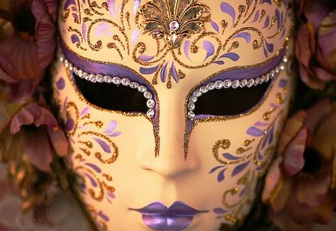 Ma vie, un bal masqué ? - Creative Mask, Madi Gras, Cheer Makeup, Diy Carnival, Venice Mask, Venetian Carnival Masks, Venetian Carnival, Carnival Makeup, Mask Painting