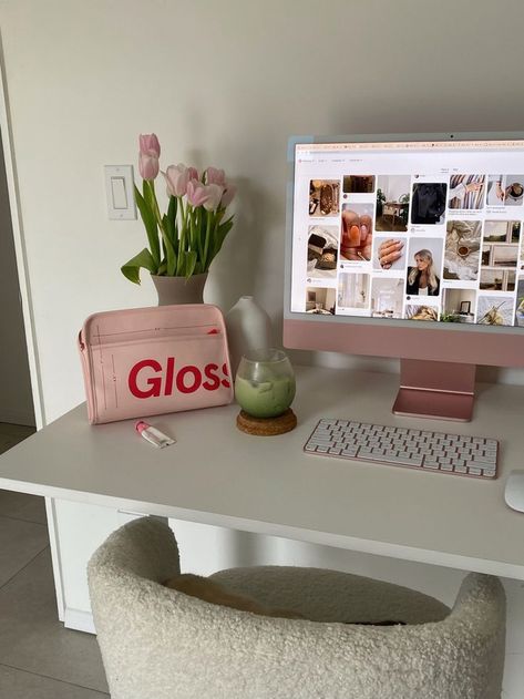 Study Setup Aesthetic, Clean Girl Desk Aesthetic, Cute Desk Setups, Cute Desk Aesthetic, Aesthetic Desk Decor Ideas, School Desk Aesthetic, Desk Space Aesthetic, Small Desk Ideas Bedrooms, Office Girl Aesthetic