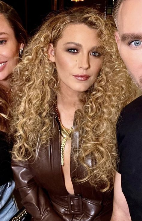 Blake Lively Hair, Black Lively, Blonde Waves, Wavy Curly Hair, Blake Lively, Bride Hairstyles, Powerful Women, Pretty Hairstyles, Maquillaje De Ojos