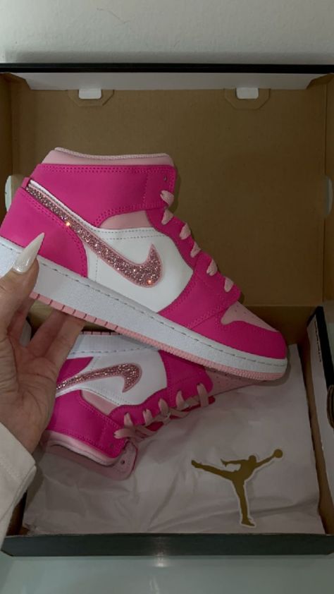 nike jordan. pink glitter Nike Jordan Pink, Jordan Pink, Pink Nike, Pink Nikes, Dream Shoes, Pink Glitter, Nike Jordan, Jordan, Glitter