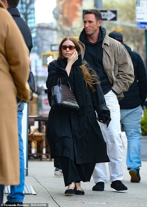 Ashley Olsen is effortlessly stylish in trench coat and black ballet flats as she steps out with pal Nicholas Turko in New York City | Daily Mail Online Kate Olsen Style, Black Flats Outfit, Mary Kate Olsen Style, Oversize Trench Coat, Ashley Olsen Style, Olsen Style, Olsen Twins Style, Chic Outerwear, Oversized Trench Coat