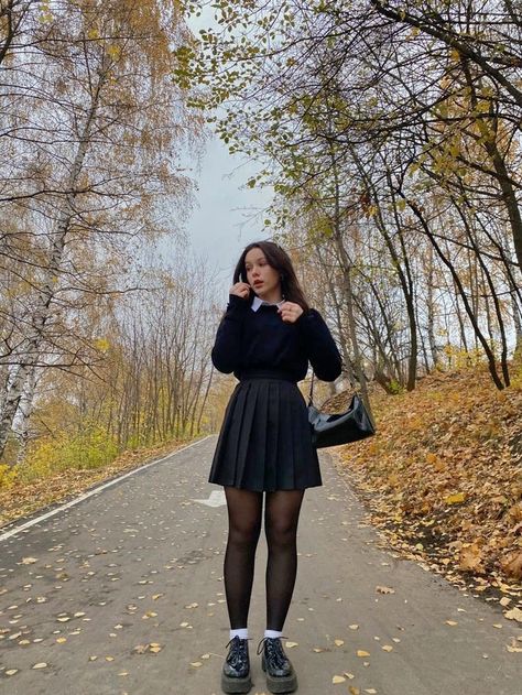 Mini Skirt Outfit Black Women, Mini Skirt Winter Outfit, Black Satin Skirt Outfit, Black Skirt Outfit Winter, Black Mini Skirt Outfit, Rome Outfits, Outfit Ideas Black, Black Skirt Outfits, Winter Sweater Outfits