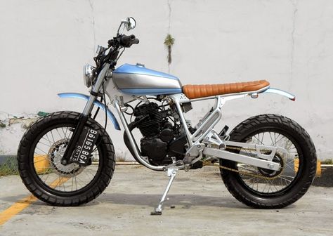 Yamaha Cafe Racer, Honda Scrambler, Small Motorcycles, Moto Scrambler, Tracker Motorcycle, Motorcycle Images, Scrambler Custom, Best Car Insurance, Cafe Racing