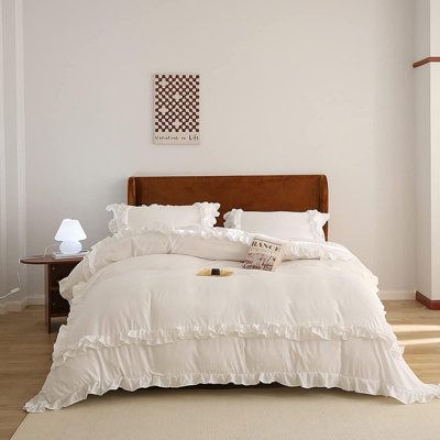 【Unique Ruffle Design】The White Ruffled Duvet Cover Set is Country Rustic and Farmhouse, the vibrant look and ruffle fringe decoration could create a vintage and romantic environment/style to your room. The design of the character box highlights the characteristics and 4 concealed ties easy to keep comforter/duvet/quilt in place.【Versatile Usage】The Ivory White Ruffled Duvet Cover Set is a great essential and home decoration for any styles of room because solid color is never out of date. And it Bedroom Decor Trendy, Cute Queen Bedding, European Room Decor, Cute White Bedding, Vanity Table Decor Ideas, Cozy Bed Sheets, Neutral Comforter Sets, Puffy Duvet, Fluffy White Bedding