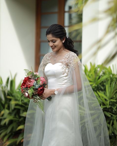 Kerala Christian Wedding Dress, Kerala Christian Bride Gown, Kerala Christian Bride, Christian Wedding Dress, Christian Wedding Gowns, Latest Wedding Gowns, Christian Bridal Saree, Hairstyles For Gowns, Best Indian Wedding Dresses