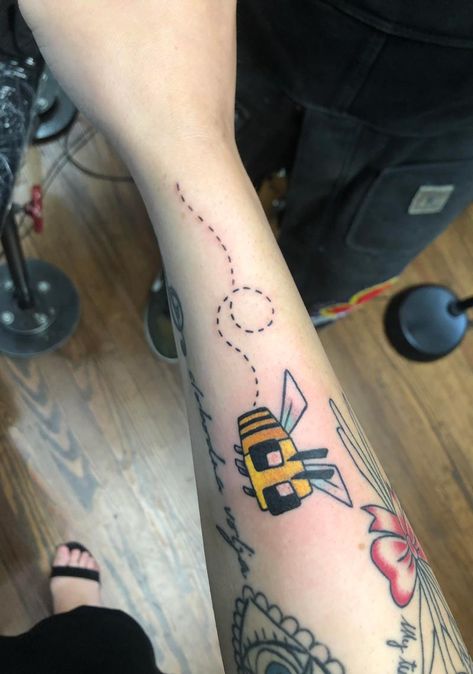 Minecraft Tattoo, Minecraft Bee, Sin Tattoo, Vintage Tattoo Art, Gaming Tattoo, R Tattoo, Bee Tattoo, Time Tattoos, Vintage Tattoo