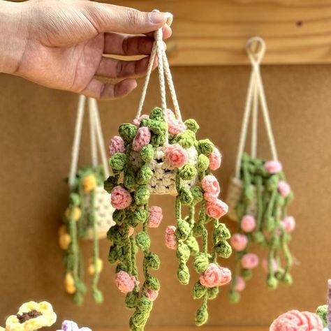 Crochet Flower Gift Ideas, Crochet Indoor Plants, Hanging Flowers Crochet, Crochet Plant Ideas, Crochet Plant Accessories, Crochet Hanging Flower Pot, Hanging Flower Crochet, Crochet Flower Ideas, String Of Pearls Crochet Pattern