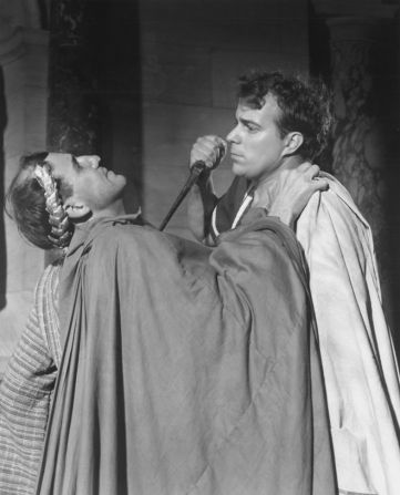 Harold Tasker and David Bradley as Caesar and Brutus in "JULIUS CAESAR" (David Bradley, 1950) is a successful adaptation of the play by Shakespeare, shot with scarce resources and that marked the screen debut of Charlton Heston in the role of Mark Antony. Julius Caesar And Brutus, Brutus Caesar Aesthetic, Brutus And Caesar, Brutus Julius Caesar, David Bradley, Hail Caesar, Mark Antony, Charlton Heston, Greek Tragedy