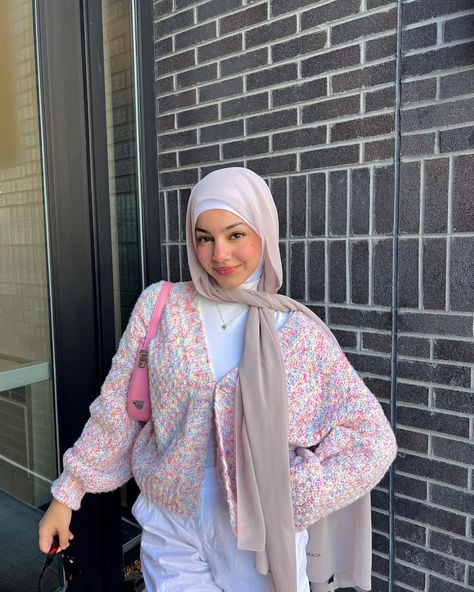 Pink Cardigan Outfit Hijab, Soft Pink Outfit Hijab, Pink Scarf Outfit, Hijabi Photography, Fashion Inspo Casual, Hijab Fashion Summer, Mode Turban, Muslim Outfits Casual, Muslim Fashion Hijab Outfits