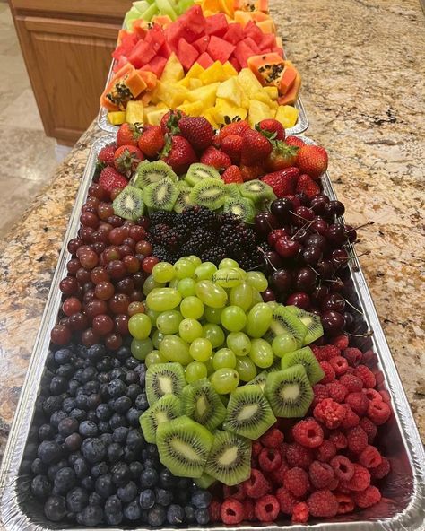 Party Fruit Tray, Fruit Platter Ideas, Party Fruit, Platter Ideas, Party Hosting, Fruit Displays, Party Food Buffet, Catering Ideas Food, Food Equipment