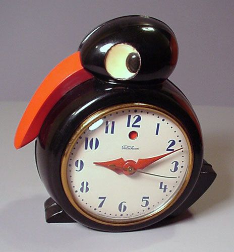 Iconic playfully designed bird clock done in bakelite Bird Clock, Novelty Clocks, Mid Century Clock, Neon Clock, Mid Century Table, Kitschy Kitchen, Cool Clocks, Table Clocks, New York Apartment