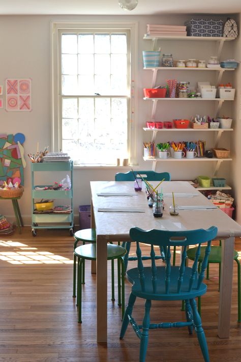 a step-by-step guide on how to make your own art room at home for your kids Home Art Studios, Kids Art Space, Rangement Art, Kids Art Studio, Kids Craft Room, Art Studio At Home, Unschooling, Toy Rooms, Kids Room Art