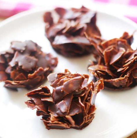 Large coconut flakes are mixed in melted chocolate to form gorgeous, delicious coconut clusters. Yes, it's as good as it sounds! Coconut Chips Uses, Unsweetened Desserts, Chocolate Coconut Clusters, Coconut Clusters Recipe, Coconut Chips Recipe, Coconut Clusters, Dark Chocolate Coconut, Coconut Chips, Low Carb Sweets