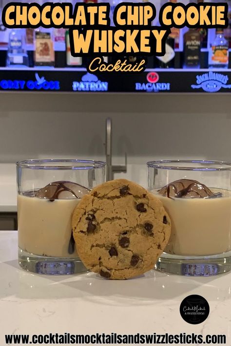 this image shows two cocktails with large whiskey ice balls drizzled with chocolate sauce with a chocolate chip cookie in front sitting in front of a home bar. Whiskey Chocolate Chip Cookies, Dough Ball Whiskey Recipes, Chocolate Whiskey Cocktail, Cookie Dough Whiskey Recipes, Chocolate Chip Cookie Cocktail, Whisky Cookies, Cookie Dough Whiskey Drinks, Drinks With Screwball Whiskey, Cookie Cocktails