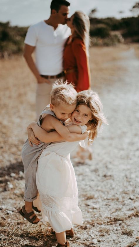 Posing Family Photos, Family Picture Photoshoot, Family Photos Outside Summer, Family Photos At Home Outside, Family Of 4 Summer Photoshoot, Cute Family Photos Aesthetic, Photography Inspiration Family, Cute Family Of 4 Photos, Family Photography Inspiration