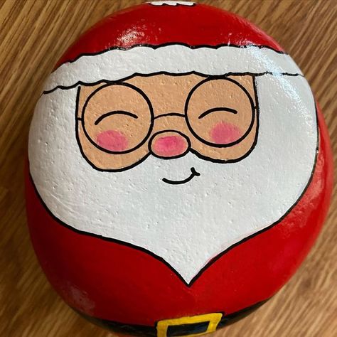 Santa Stone Painting, Santa Faces Painted On Rocks, Rock Painting Santa, Holiday Rocks Painted, Santa Rock Painting Ideas, Xmas Painted Stones, Painting Rocks Christmas, Easy Christmas Rock Painting Ideas, Christmas Rock Painting Ideas Snowman