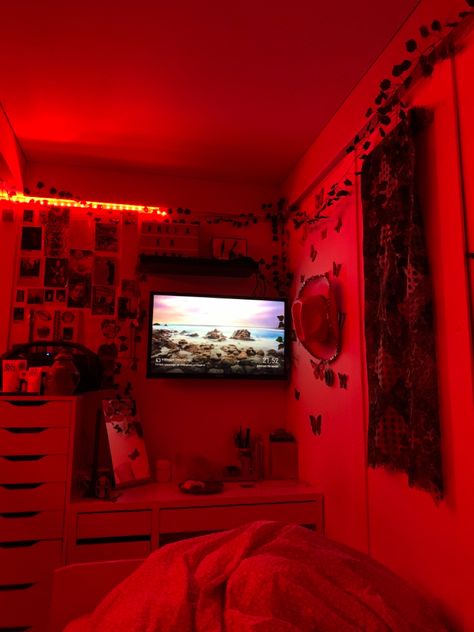 Myia Core, Sick Bedroom Ideas, Red And Black Room Ideas Bedrooms, Red Rooms Aesthetic, Red Room Ideas Bedrooms, Aesthetic Red Room, Chill Room Ideas Bedrooms, Red Aesthetic Room, Red Bedroom Aesthetic