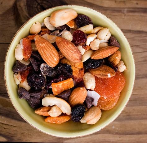 30 Healthy Snacks for Work That You Can Keep at Your Desk | SELF Paleo Trail Mix, Healthy Trail Mix, Trail Mix Recipes, Camping Snacks, Preworkout Snack, Snack Healthy, Meals Healthy, Crunchy Snack, Workout Snacks