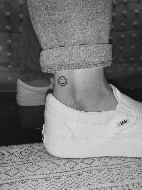 Food Outfits, Smiley Face Tattoo, Happiness Tattoo, Stick Poke Tattoo, Cute Simple Tattoos, Petite Tattoos, Small Tattoos Simple, Carhartt Hoodie, Tatuaje A Color