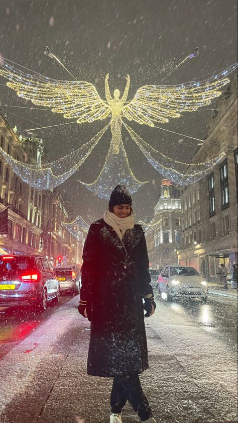 Snowy London Aesthetic, London Winter Photoshoot, Christmas Street Photography, London Life Aesthetic Winter, Regent Street London Christmas, London Cristhmas Aesthetic, Christmas London Outfit, December In London, London Winter Photo Ideas