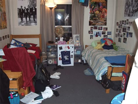 messyroom3.gif 500×375 pixels Dope Rooms, Goth Characters, 2000s Bedroom, Flow 2000, College Vibes, Alternative Subcultures, Messy Room, College Room, Gif Images