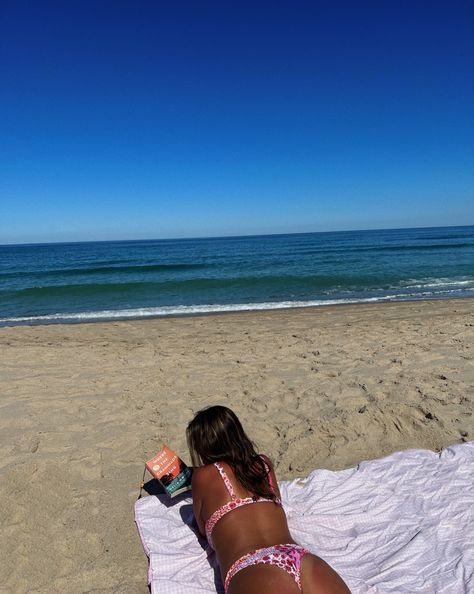 Cape cod beach reads Cape Cod Beach Aesthetic, Cape Cod Photo Ideas, Cape Cod Pictures Ideas, Cape Cod Instagram Pics, Cape Cod Summer Aesthetic, Cape Cod Outfit, Cape Cod Aesthetic, Cap Cod, Cape Cod Beach