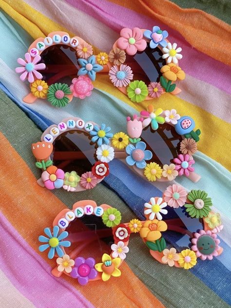 Decorate Sunglasses Aesthetic, Decorated Sunglasses Diy, Decorating Sunglasses, Fun Handmade Sunglasses For Summer, Diy Flower Sunglasses, Sunglasses Decorated With Beads, Diy Sunglasses, Profitable Crafts, Diy Glasses