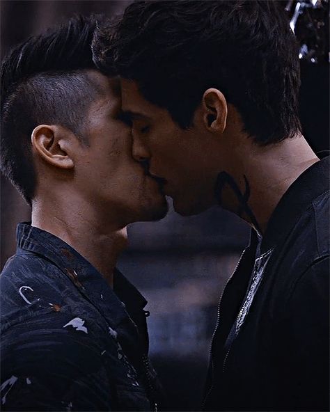 #malec #kiss Malec Kiss, Malec Shadowhunters, Harry Shum Jr, Magnus And Alec, Shadowhunters Tv Show, Shadowhunters Malec, Matthew Daddario, Alec Lightwood, Men Kissing