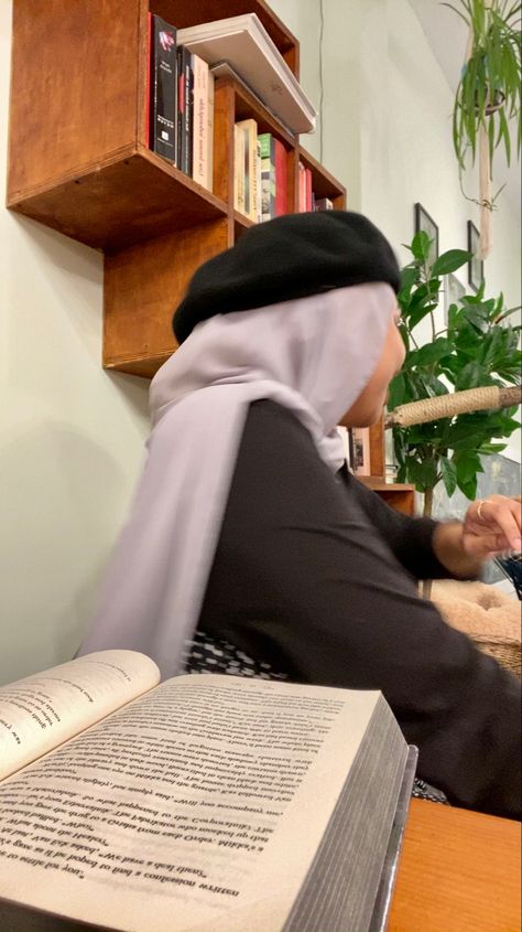 #hijabi #book #catcafe #beret #카페 #black #outfit #aesthetic #noface Black Beret Outfit Aesthetic, Beret With Hijab, Beret Hijab, French Hat Outfit, Black Outfit Aesthetic, Beret Outfit, Scarf Aesthetic, Teacher Aesthetic, French Hat