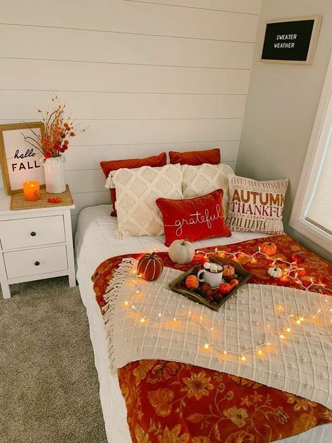 Simple Fall Decor Bedroom, Fall Decor Bedroom, Fall Bedroom Ideas, Autumn Room, Layered Bedding, Pumpkin Sweater, Cozy Dorm Room, Fall Room Decor, Fall Bedroom Decor