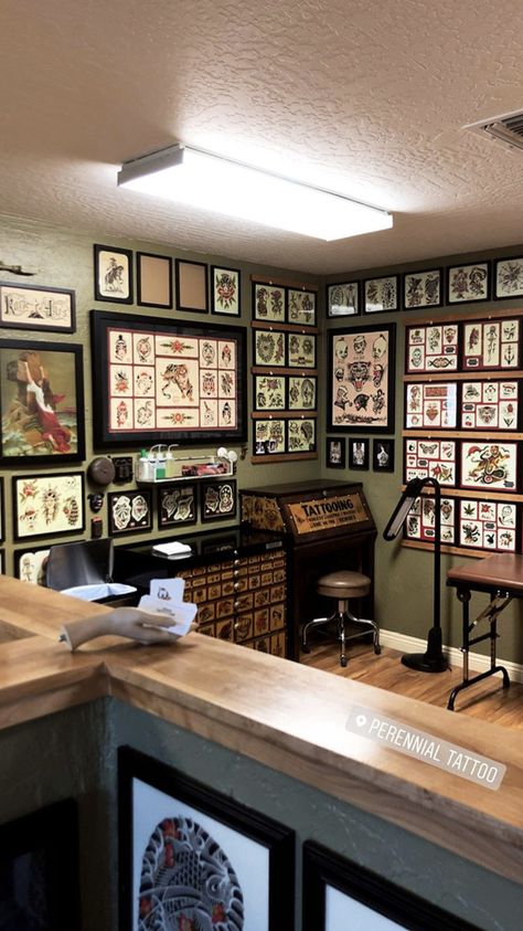 Tattoo Booth Decor Ideas, Boho Tattoo Studio, Tattoo Shops Interior Design, Small Tattoo Shop Interior, Aesthetic Tattoo Shop, Small Tattoo Studio Ideas, Tattoo Room Studio, Tattoo Parlor Aesthetic, Tattoo Shop Ideas